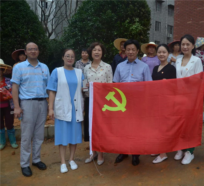 炎炎夏日送清涼，點滴關(guān)懷暖人心——城投集團各黨支部開展“送清涼”慰問一線員工活動