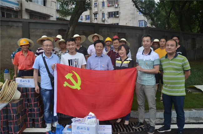 炎炎夏日送清涼，點滴關(guān)懷暖人心——城投集團各黨支部開展“送清涼”慰問一線員工活動