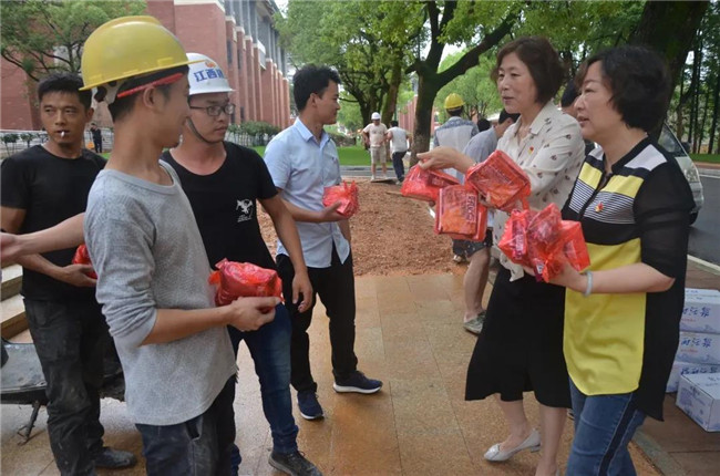 炎炎夏日送清涼，點滴關(guān)懷暖人心——城投集團各黨支部開展“送清涼”慰問一線員工活動