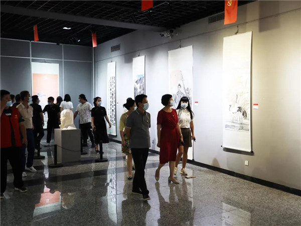 城投集團組織參觀“千秋偉業(yè)·百年輝煌”紅色經典美術作品展