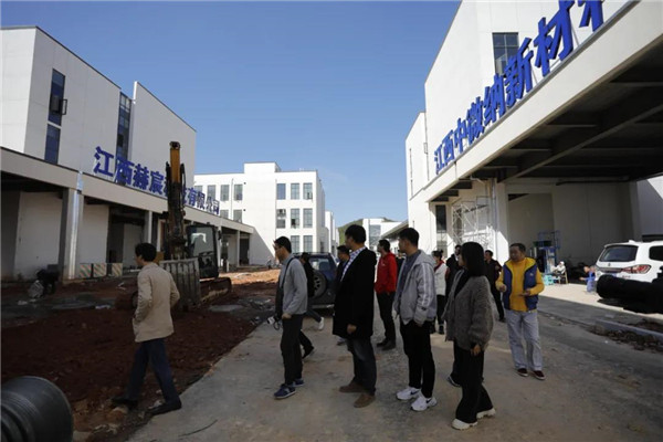 記者節(jié)：媒體聚焦昌南新區(qū)、城投集團重點項目建設(shè)工地