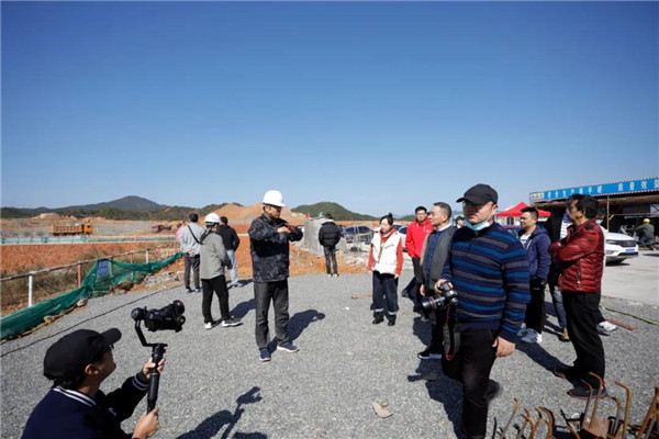 記者節(jié)：媒體聚焦昌南新區(qū)、城投集團重點項目建設(shè)工地