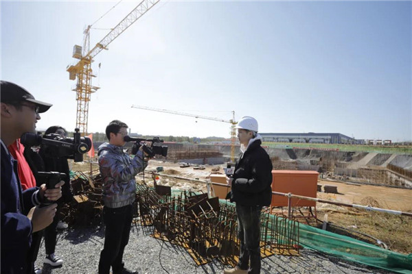 記者節(jié)：媒體聚焦昌南新區(qū)、城投集團重點項目建設(shè)工地