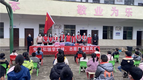 市城投集團(tuán)開(kāi)展“黨建引領(lǐng)學(xué)雷鋒，志愿服務(wù)展風(fēng)采”送溫暖活動(dòng)
